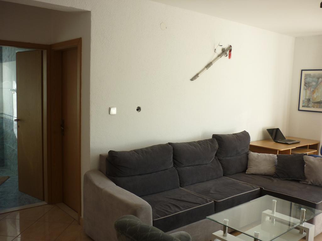 Apartments Nikola Pucisca Luaran gambar